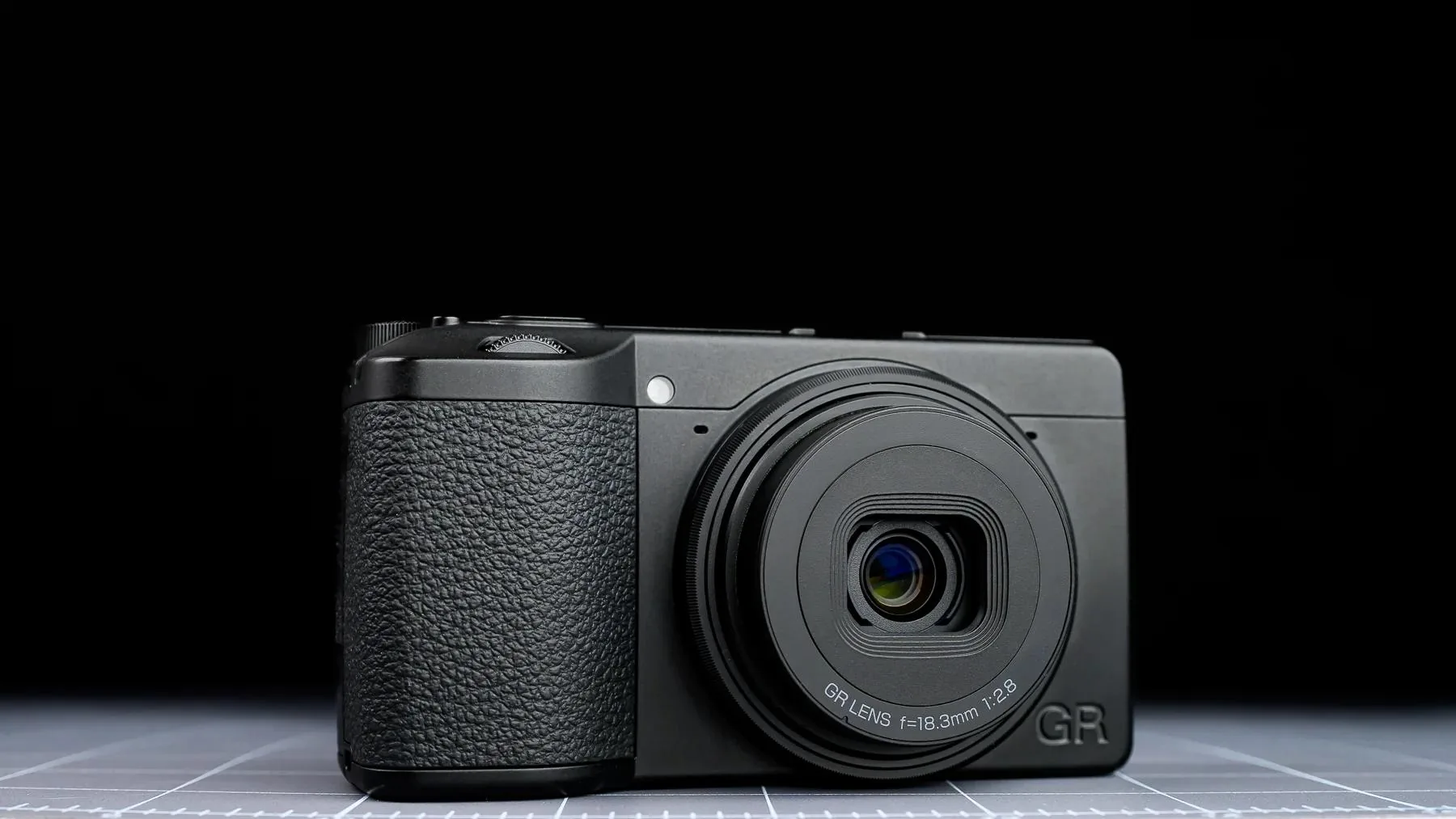 Ricoh GR IV Monochrome: чорно-білий сенсор за $2200 проти Leica