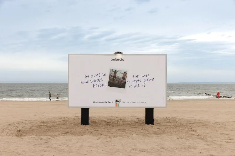 Білборд Polaroid проти дата-центрів ШІ: реклама камери Polaroid Go Gen 3